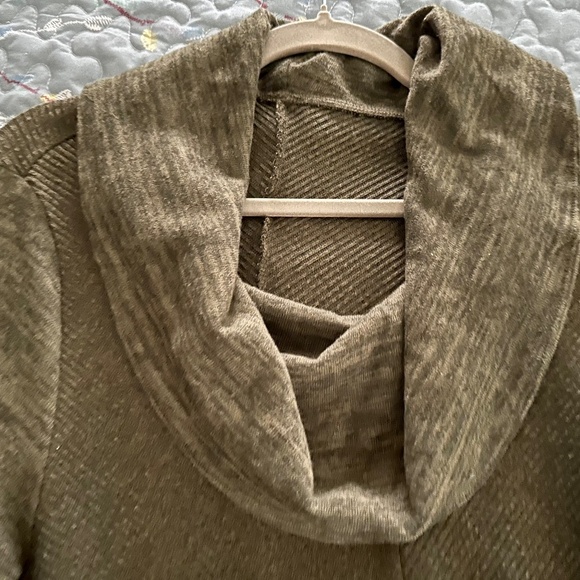 Women's Tunic Olive Green Medium Cowl Neck V-Bottom Tunic Size M (No Label) - Picture 7 of 8